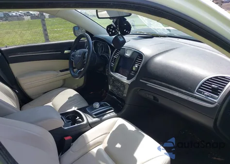 2017 Chrysler 300 Limited z USA, uszkodzony, nr VIN 2C3CCAAG4HH668224